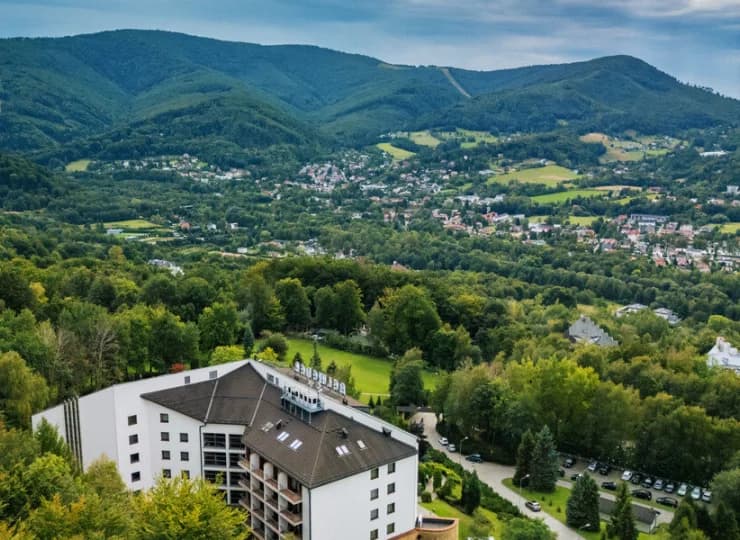 Z hotelu widać wspaniałą panoramę Beskidów i Ustronia