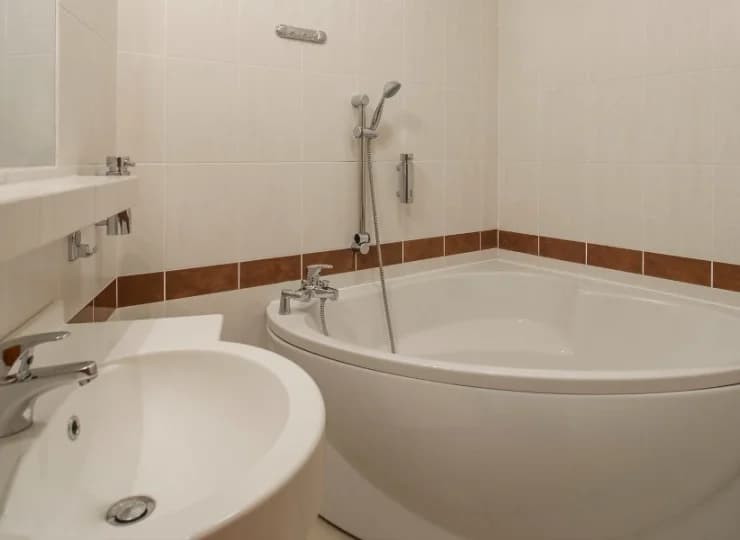 Łazienka w apartamencie wyposażona jest w wannę