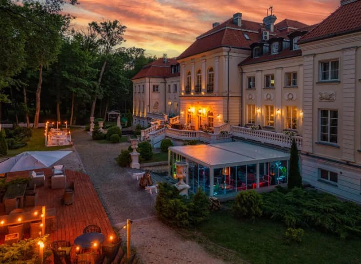 Hotel Pałac Alexandrinum to luksusowy obiekt położony 13 km od granic Warszawy