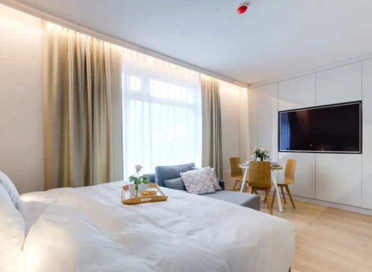 Apartament Deluxe składa się z miejsca do spania, jadalni, aneksu kuchennego