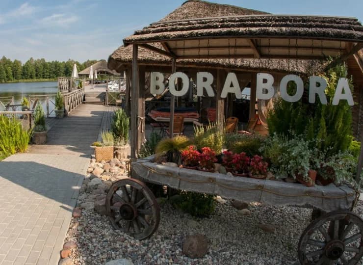 Letnia restauracja grillowa Bora Bora znajduje się przy samym jeziorze