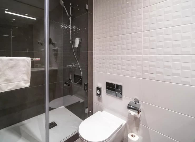 Z kabiną prysznicową i suszarką do włosów