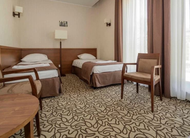 W wyposażeniu TV, wifi, sejf, kącik kawowy (czajnik i szklanki), minilodówka
