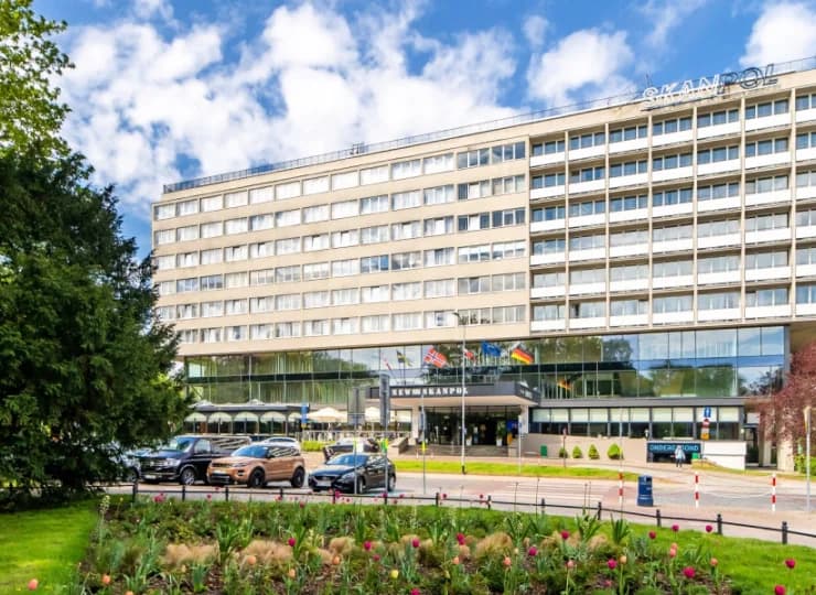 New Skanpol mieści się naprzeciwko zabytkowego Parku 18 Marca