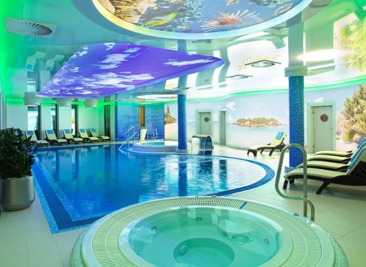 Znajduje się tu basen, sauna, strefa SPA oraz gabinet kosmetyczny