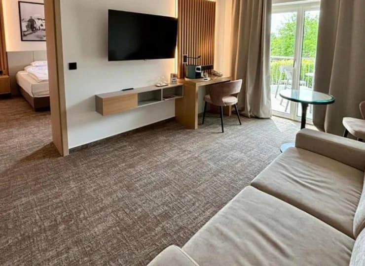 Apartament składa się z sypialni oraz pokoju dziennego z 2-osobową sofą