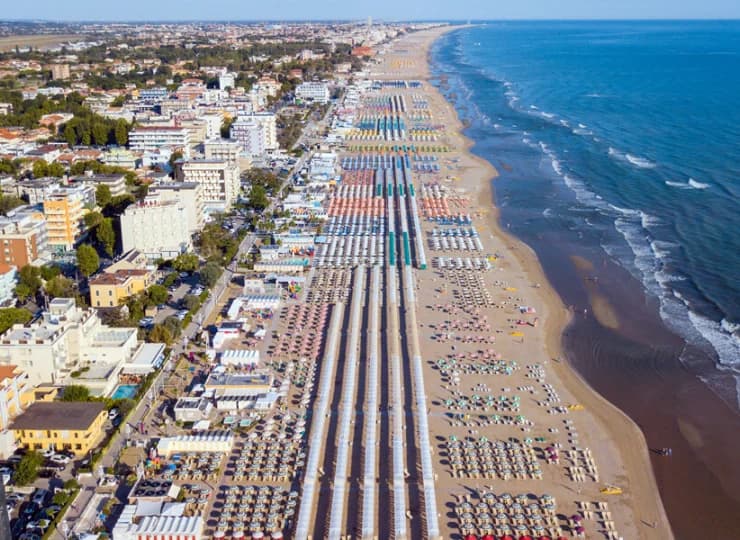 Od 20 kwietnia do września można korzystać z hotelowych leżaków na plaży