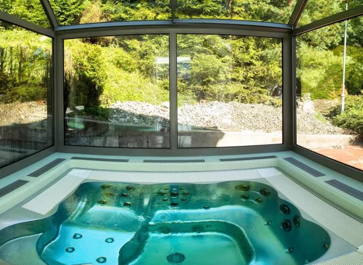 Znajdziemy tutaj dwie wewnętrzne wanny jacuzzi