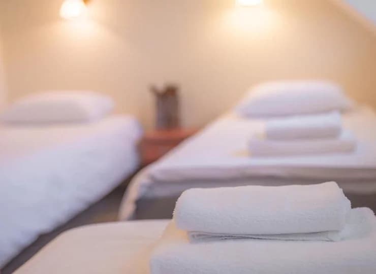 Przy wyborze dostawki dla dodatkowej osoby goście kwaterowani są w pokoju 2+1
