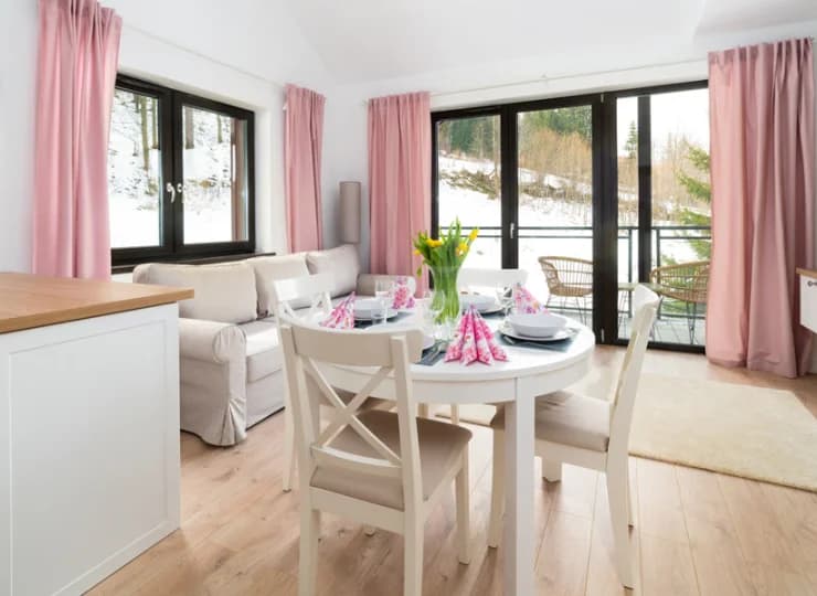 Apartamenty posiadają balkony lub tarasy
