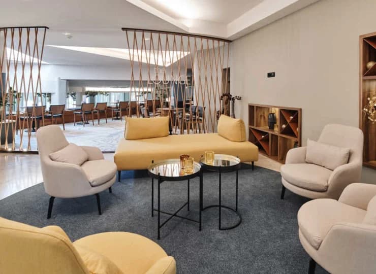W holu hotelu znajdują się wygodne siedzenia