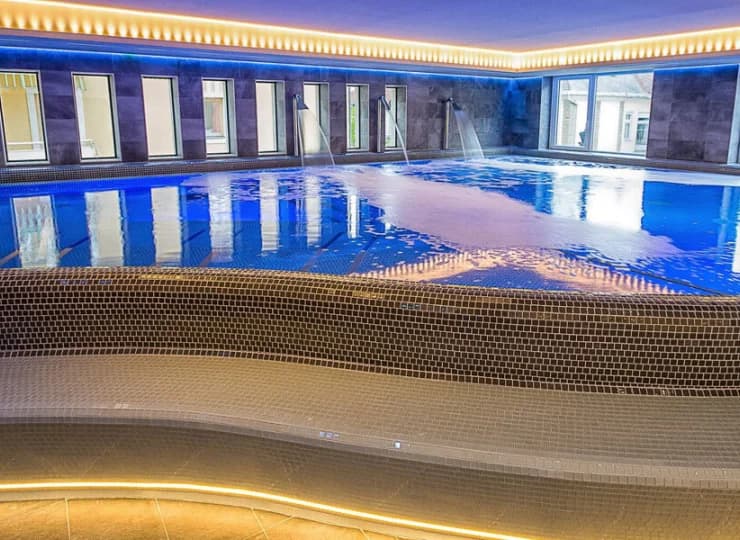 Hotelowy basen jest przestronny i wyposażony w stanowiska do hydromasażu