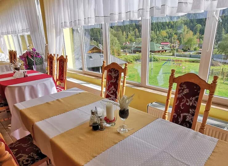 W dwupiętrowym budynku hotelowym mieści się stołówka i kawiarnia