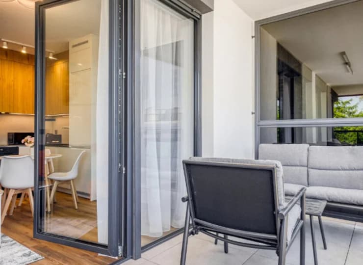Apartament Standard A35 ma wygodnie umeblowany balkon