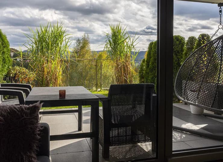 Każdy apartament posiada balkon lub taras z meblami ogrodowymi