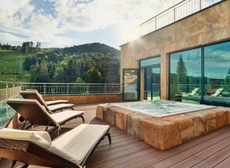 Z jacuzzi można skorzystać także na tarasie rozkoszując się górskim powietrzem