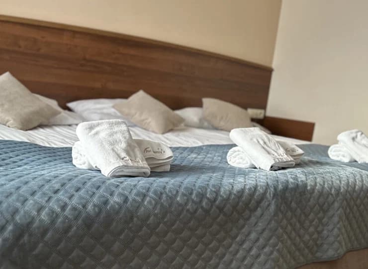 Pokoje wyposażone są w: TV, Wi-Fi, biurko, szafę, stolik oraz krzesła