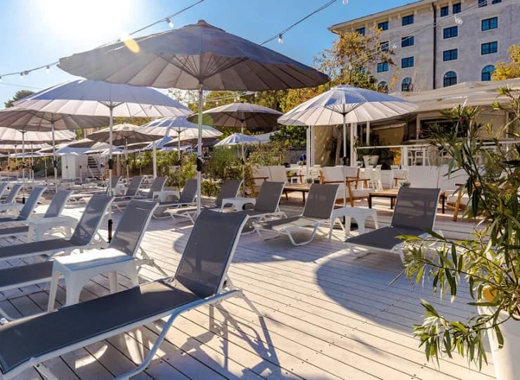 Goście Brown Beach House mogą się błogo relaksować z widokiem na Adriatyk