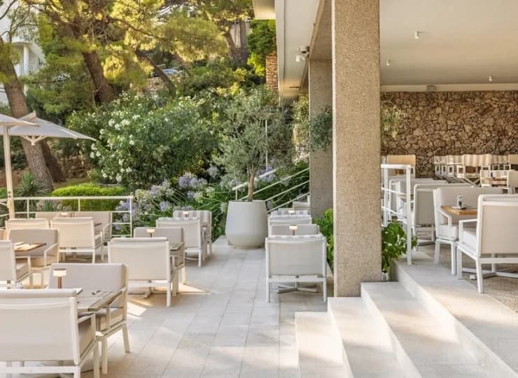 Hotelowa restauracja serwuje śniadania i dania z karty