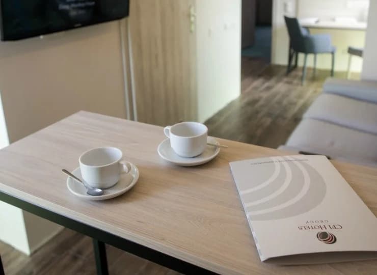 W każdym pokoju znajduje się zestaw do parzenia kawy i herbaty