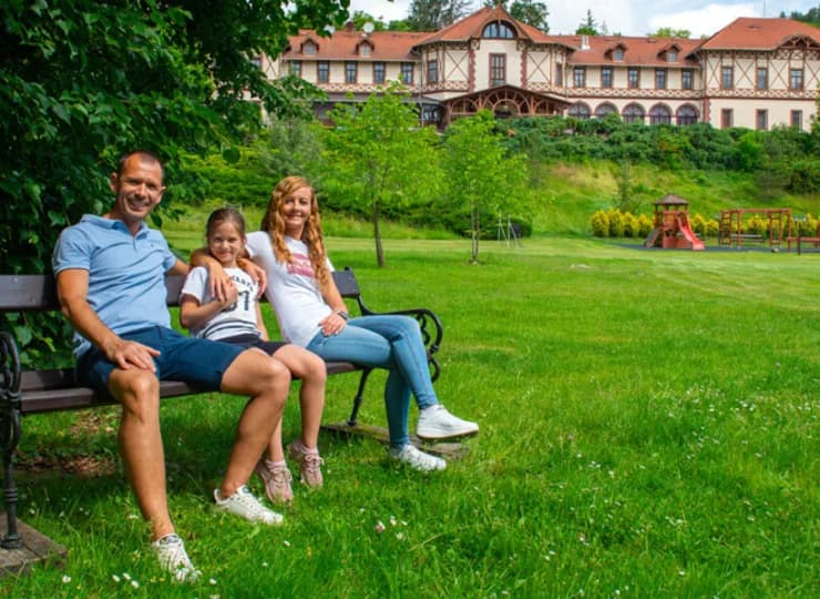 Hotel posiada duży teren rekreacyjny