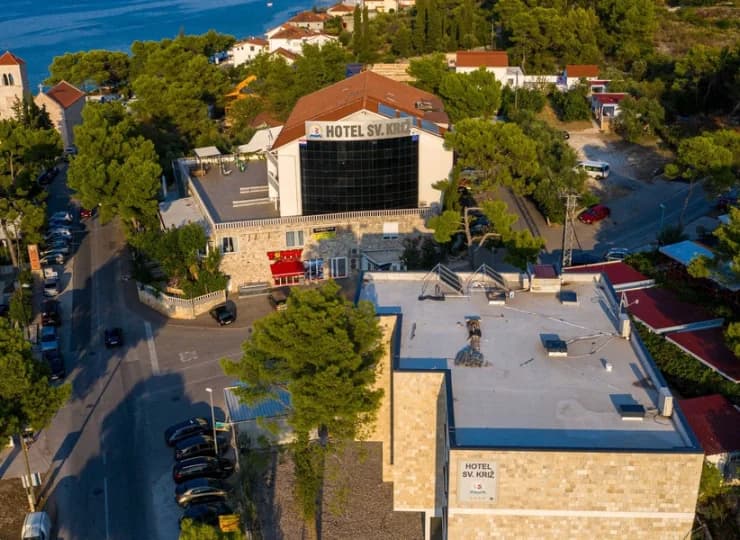 Hotel Sveti Kriż znajduje się przy ulicy wiodącej wzdłuż wybrzeża