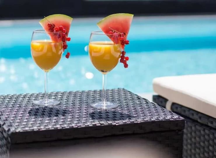 Strefa Pool&Chill obejmuje też letni bar oferujący kolorowe drinki