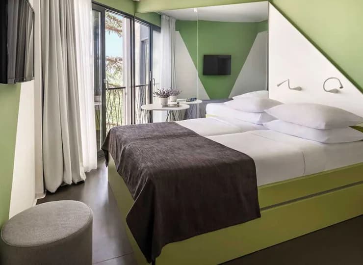 Hotel oferuje zaciszne i wygodne pokoje z łazienkami