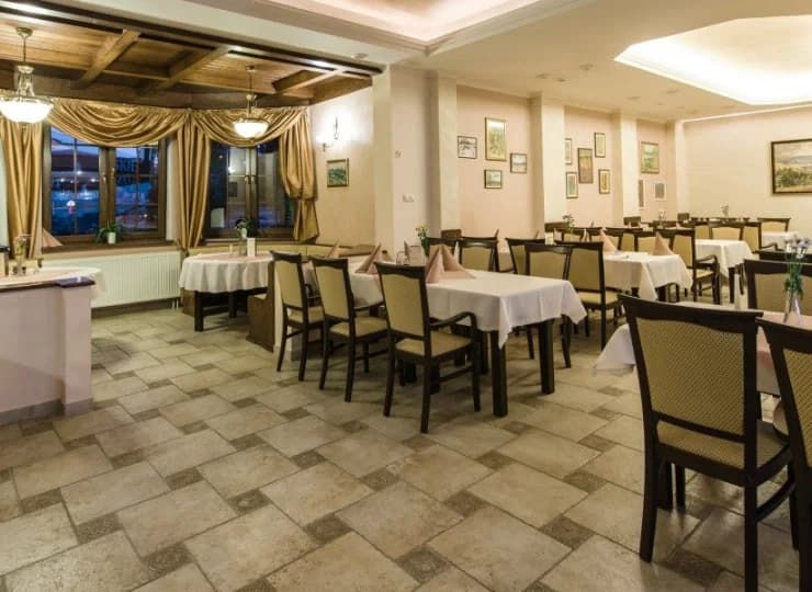 W obiekcie znajduje się restauracja oferująca dania kuchni polskiej