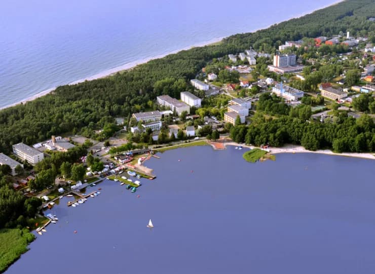 Obiekt położony jest 100 m od piaszczystej plaży w Dąbkach
