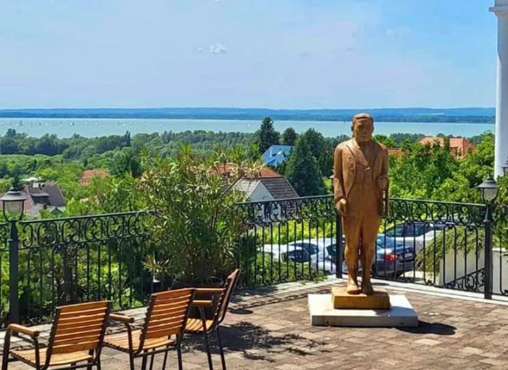 Hotel mieści się 1 km od brzegu Balatonu
