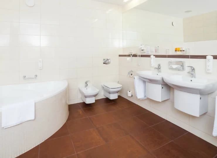 W apartamencie przygotowano przestronną łazienkę z wanną