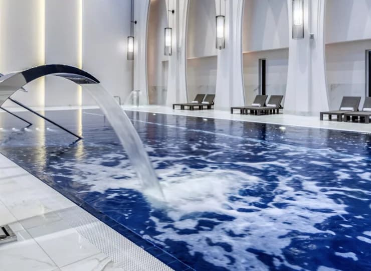 Basen wyposażono w stanowiska do hydromasażu