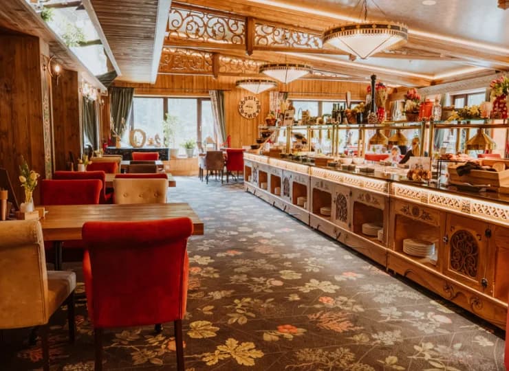 W Grand Hotel Bachledka Strachan są dwie restauracje