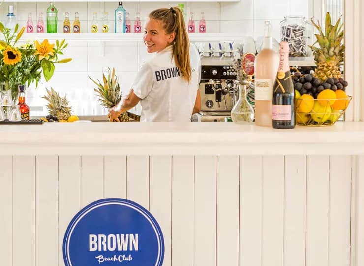Brown Beach Club proponuje wspaniałe koktajle i muzykę plażową