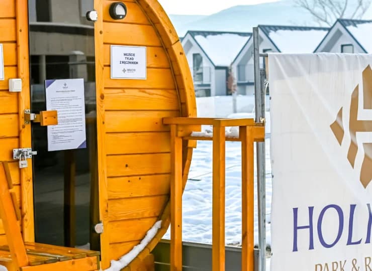 Obok zewnętrznego jacuzzi jest tutaj także całoroczna sauna
