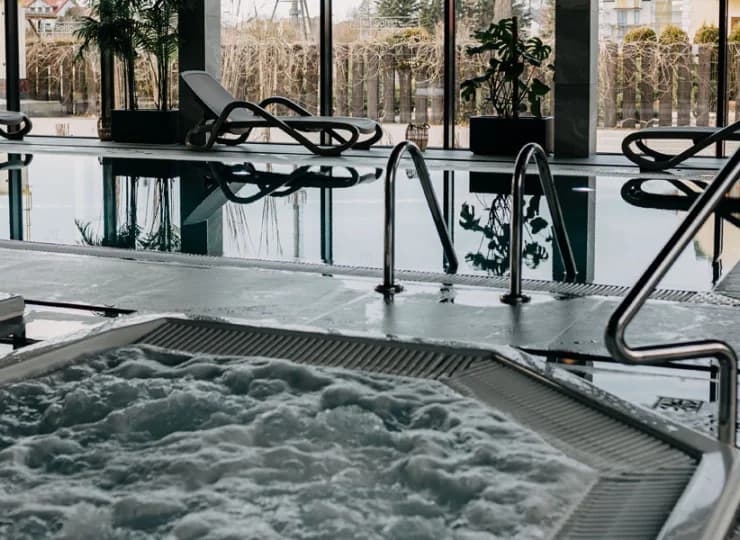 Z krytego basenu i jacuzzi można korzystać przez cały rok