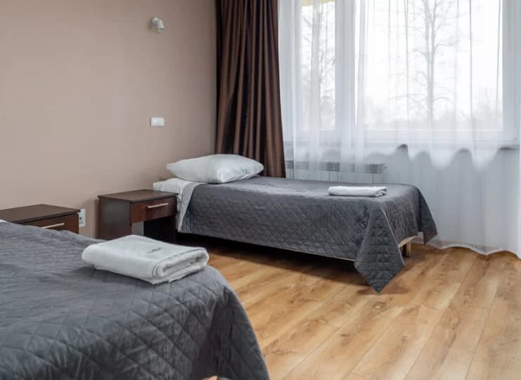Pokoje 2-osobowe są w opcji z podwójnym łóżkiem oraz 2 pojedynczymi łóżkami