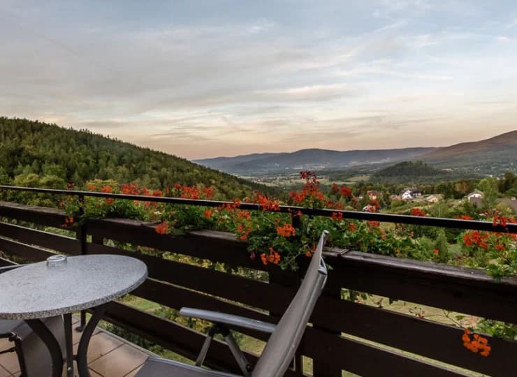 Z okien i tarasów rozpościerają się górskie panoramy