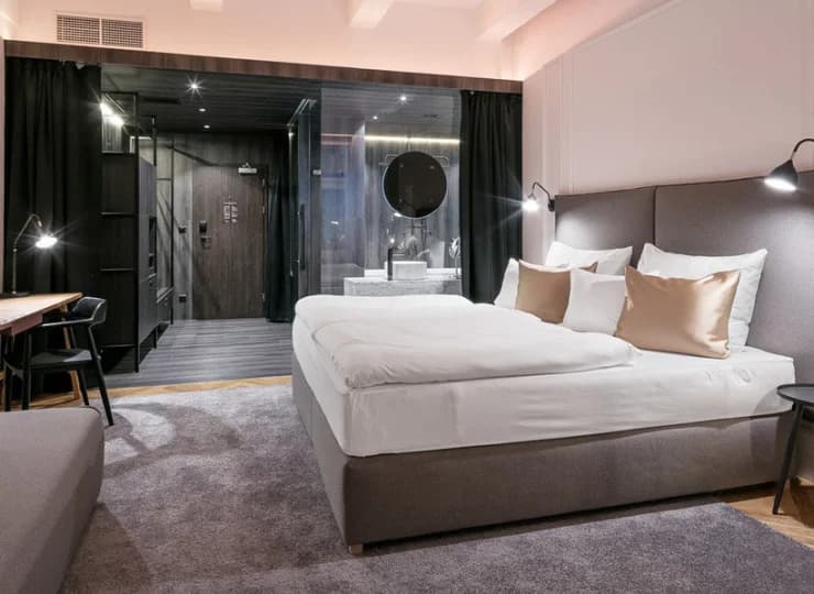 Pokoje klasy deluxe są najbardziej przestronne, posiadają dodatkową sofę