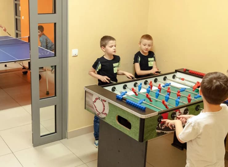 Dzieci mogą pograć w piłkarzyki oraz ping-ponga