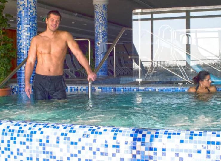 W hotelu mieści się jacuzzi wewnętrzne dla nawet 14 osób