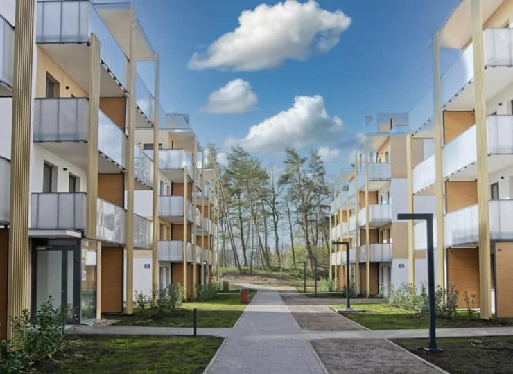 Kompleks łączy niską i lekką architekturę z otoczeniem pięknych starych sosen
