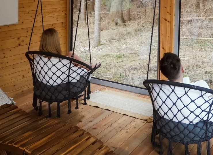 Widok lasu za oknem jest kojący dla zmysłów