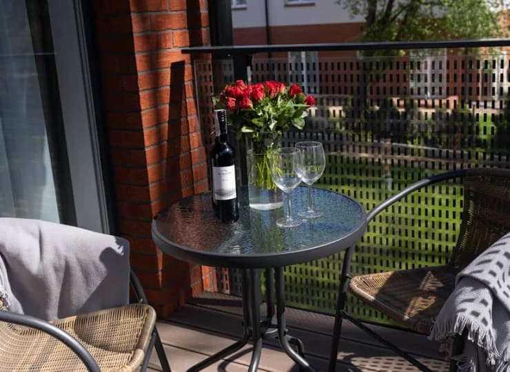 Każdy apartament posiada własny balkon z meblami ogrodowymi