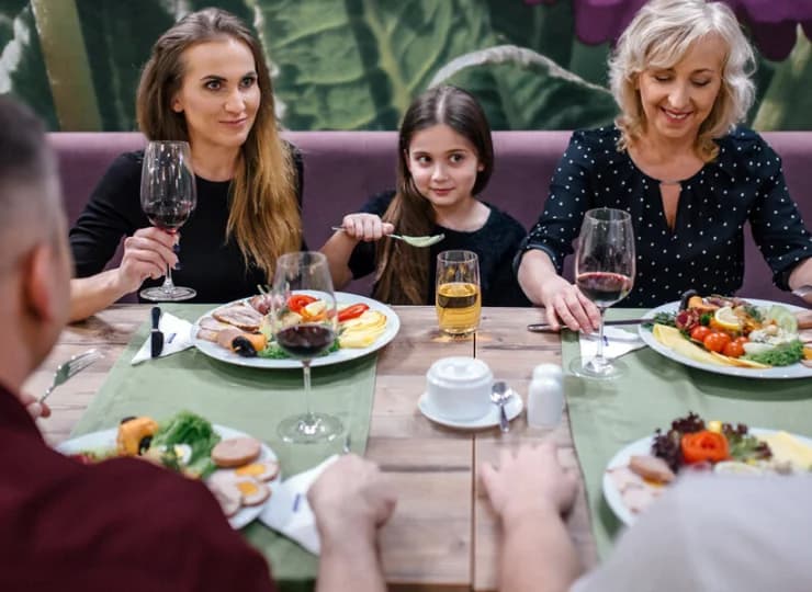 W hotelu mieści się restauracja serwująca tradycyjną kuchnię regionalną