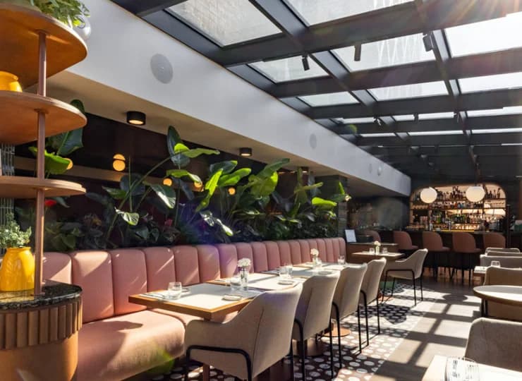 Restauracja oferuje nowoczesną przestrzeń i panoramiczne okna