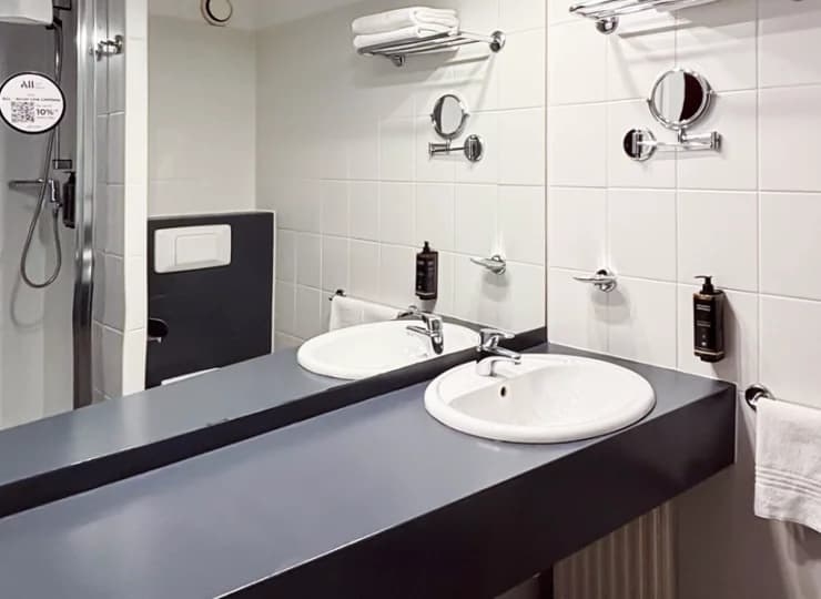 Jest też lusterko do makijażu i komplet ręczników