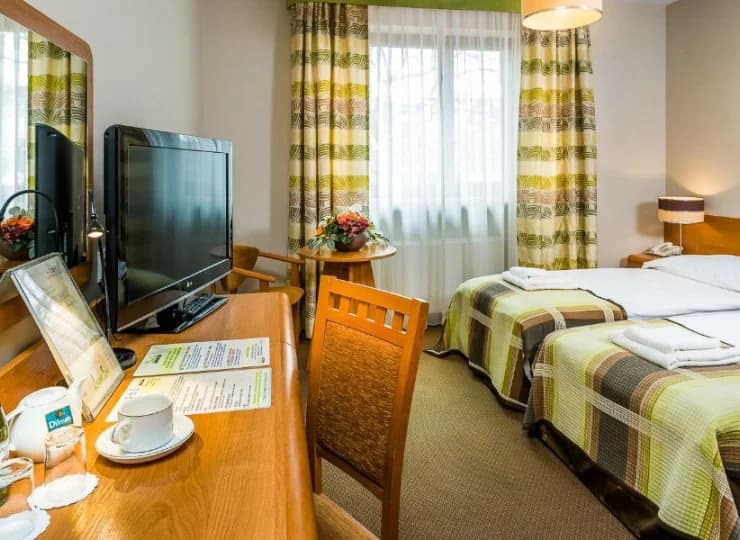 Każdy pokój wyposażony jest w: TV, WiFi, telefon