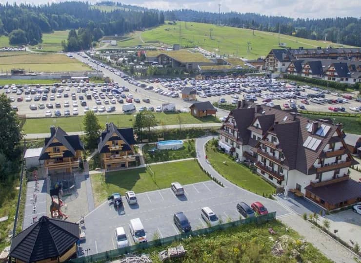 Willa sąsiaduje z parkiem wodnym, Termami Bania oraz stokiem narciarskim